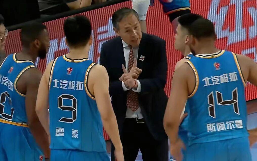 华体会官方网站-北京男篮不敌上海，豪华内线被打成纸老虎，许利民表态外援有差距